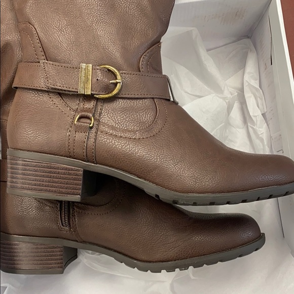 New brown boots - Picture 2 of 8